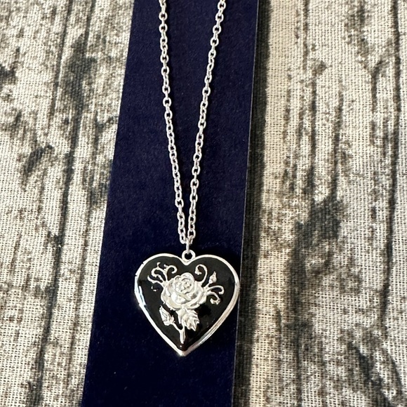 - Heart detail necklace locket new floral detail gift jewellery - Picture 4 of 7